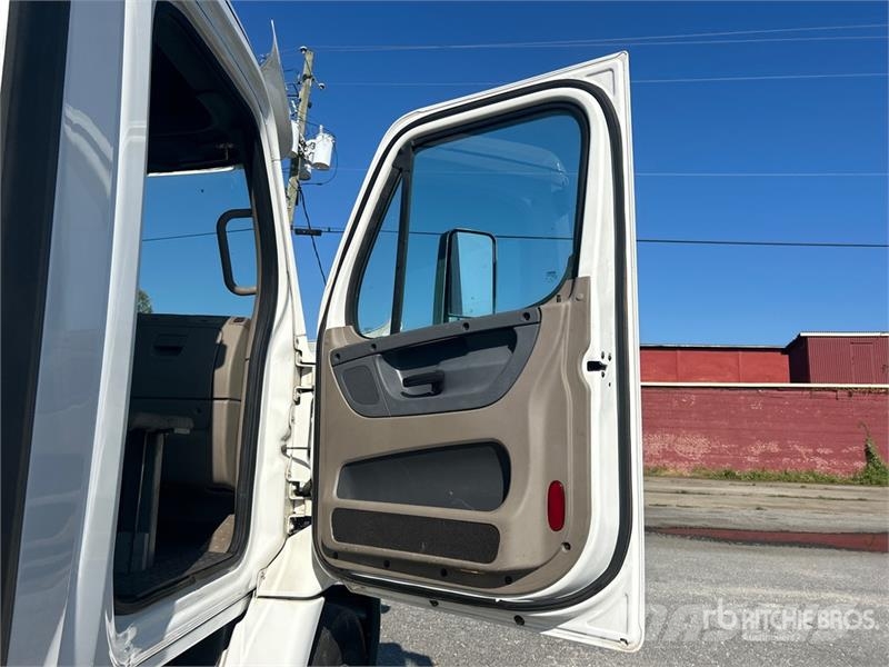 Freightliner Cascadia 113 4x2 Car Carrier Truck Trasportatore per veicoli