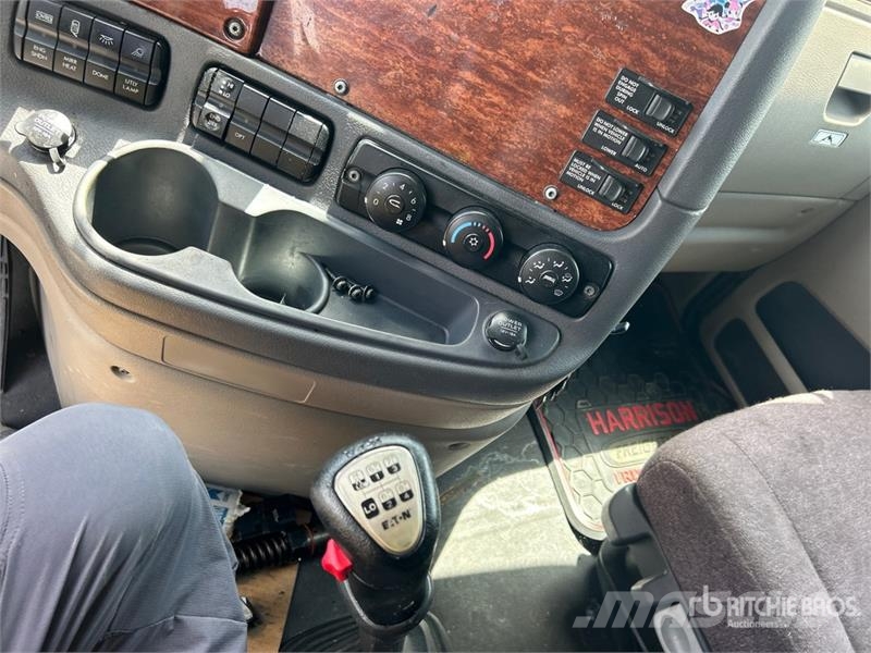 Freightliner Cascadia 125 6x4 Tri/A Day Cab Truck Tractor (Glid Nyergesvontatók
