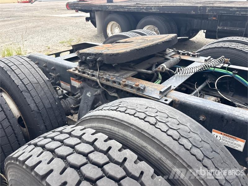 Freightliner Cascadia 126 6x4 T/A Sleeper Truck Tractor (Inoper Тягачі