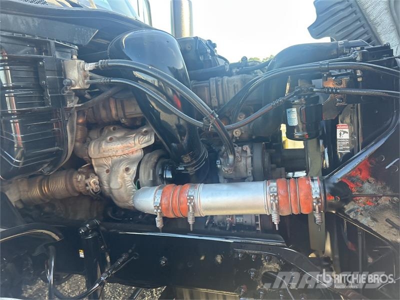 Freightliner Cascadia 125 6x4 T/A Sleeper Truck Tractor Седельные тягачи