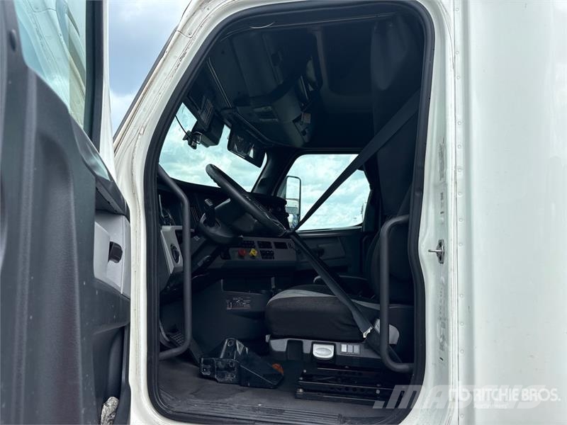 Freightliner Cascadia 126 6x4 T/A Sleeper Truck Tractor (Inoper Тягачі