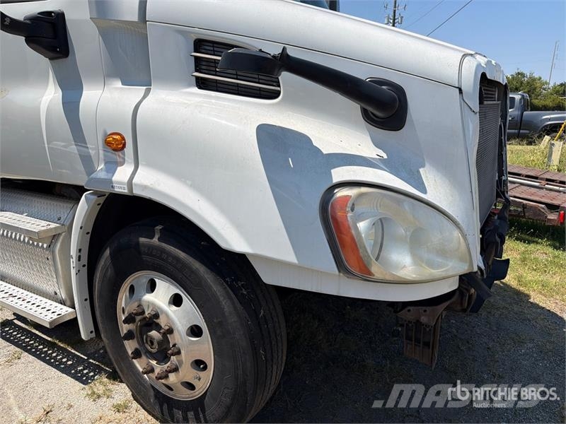 Freightliner Cascadia 113 6x4 Sleeper Car Carrier Truck (Inoper Camiones portacoches
