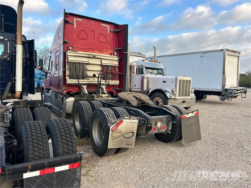 Freightliner Cascadia 6x4 T/A Sleeper Truck Tractor (Inoperable Trekkvogner