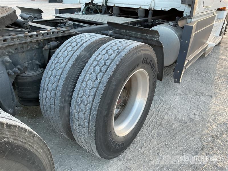 Freightliner Cascadia 126 6x4 T/A Sleeper Truck Tractor (Inoper Tegljači