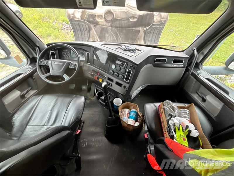Freightliner Cascadia 126 6x4 T/A Sleeper Truck Tractor Tegljači