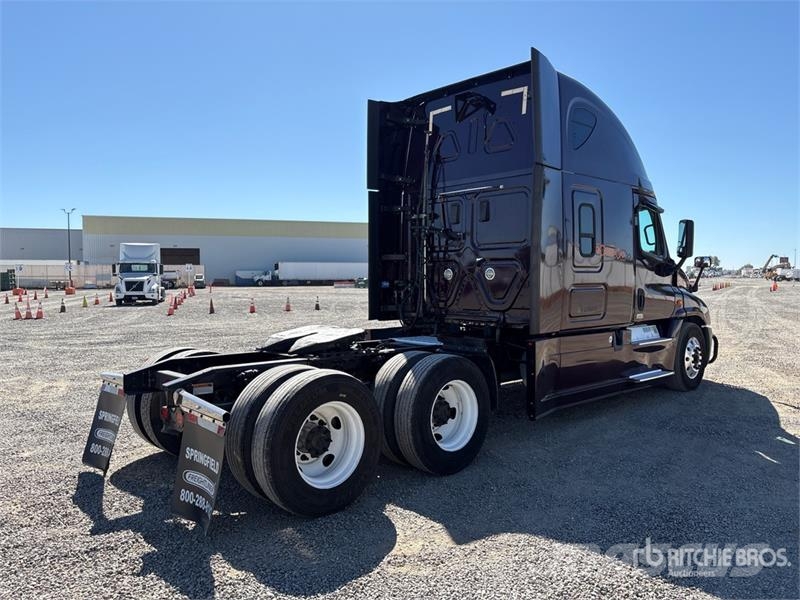 Freightliner Cascadia 125 6x4 T/A Sleeper Truck Tractor Тягачі
