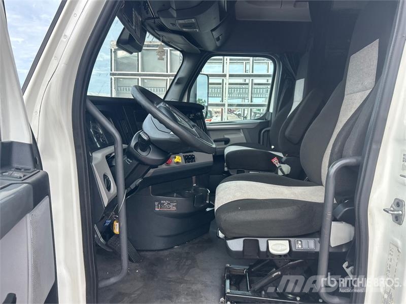 Freightliner Cascadia 126 6x4 T/A Sleeper Truck Tractor Vilcēji