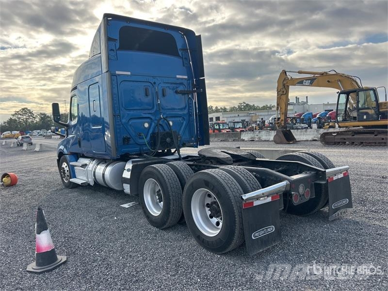 Freightliner Cascadia 126 6x4 T/A Sleeper Truck Tractor Vilcēji