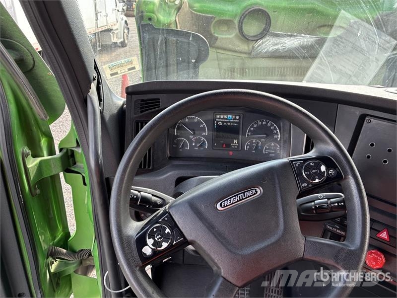 Freightliner Cascadia 126 6x4 T/A Sleeper Truck Tractor 中古トラクターヘッド | トレーラーヘッド