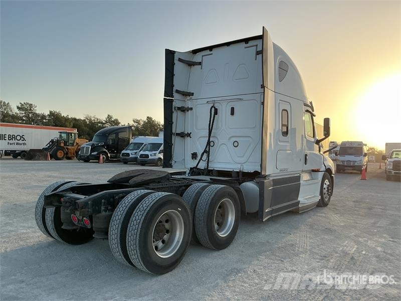 Freightliner Cascadia 126 6x4 T/A Sleeper Truck Tractor (Inoper Tegljači