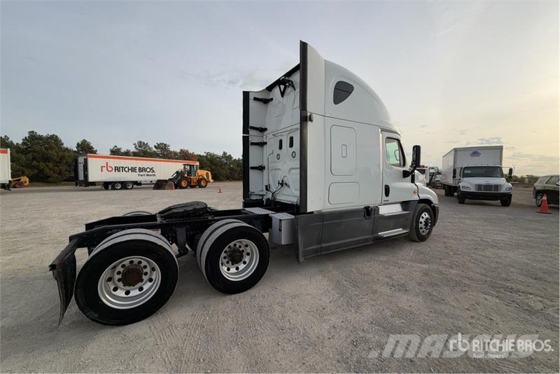 Freightliner Cascadia 125 6x4 T/A Sleeper Truck Tractor Sattelzugmaschinen