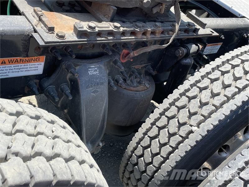 Freightliner Cascadia 126 6x4 T/A Sleeper Truck Tractor (Inoper Седельные тягачи