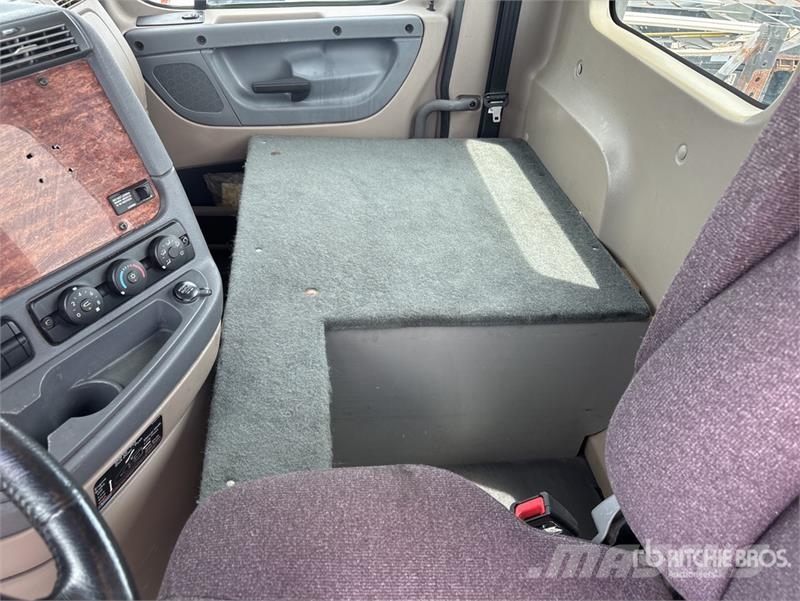 Freightliner Cascadia 113 Camiones portavehículos