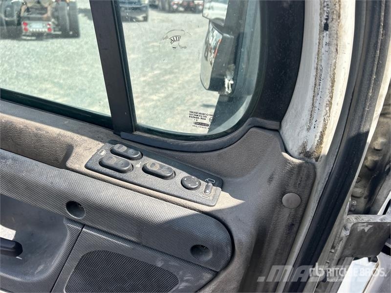 Freightliner Cascadia 125 6x4 T/A Sleeper Truck Tractor (Inoper Camiones tractor