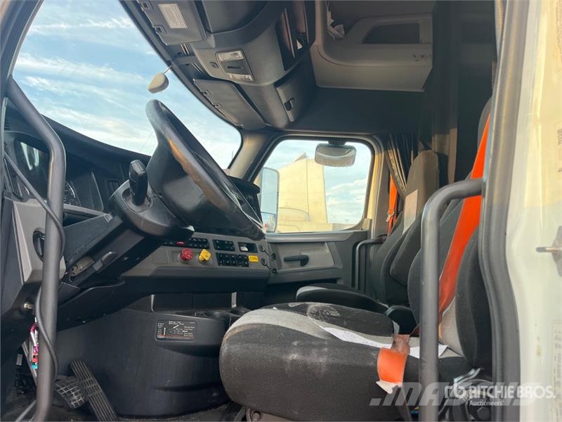 Freightliner Cascadia 126 6x4 T/A Sleeper Truck Tractor Sattelzugmaschinen