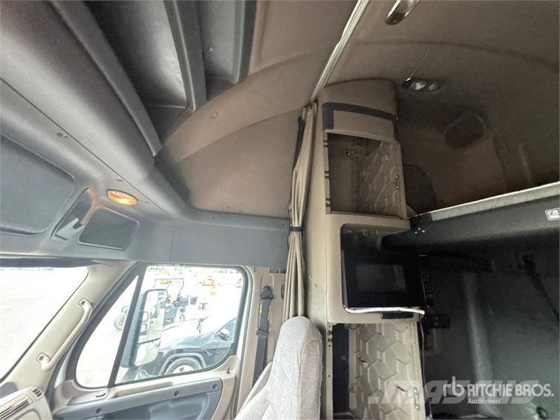 Freightliner Cascadia 125 6x4 T/A Sleeper Truck Tractor Naudoti vilkikai