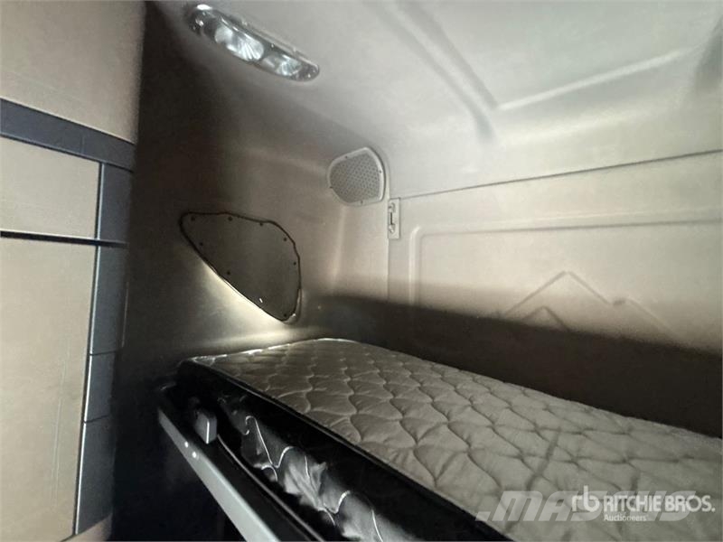 Freightliner Cascadia 125 6x4 T/A Sleeper Truck Tractor Sattelzugmaschinen