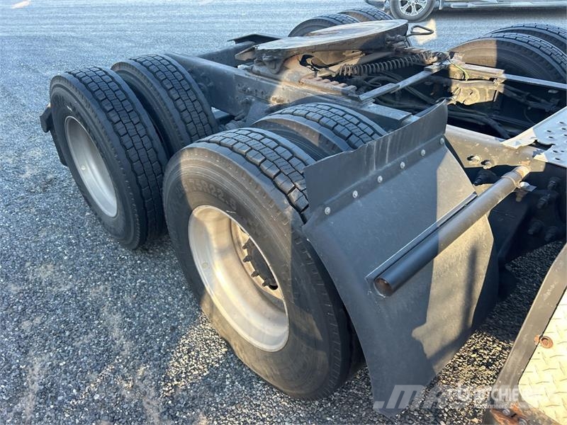 Freightliner Cascadia 125 6x4 T/A Sleeper Truck Tractor (Inoper Vilcēji