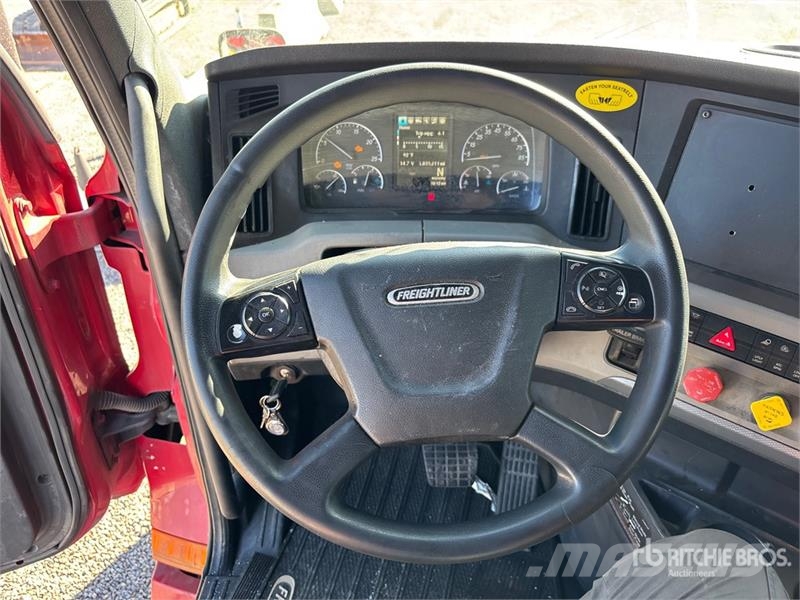 Freightliner Cascadia 126 6x4 T/A Sleeper Truck Tractor Sattelzugmaschinen
