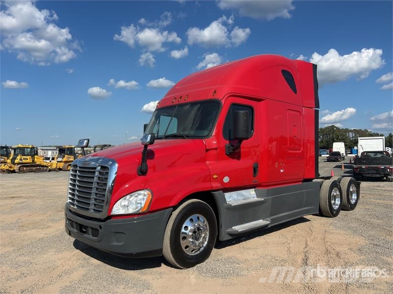 Freightliner Cascadia 125 6x4 T/A Sleeper Truck Tractor Vlačilci