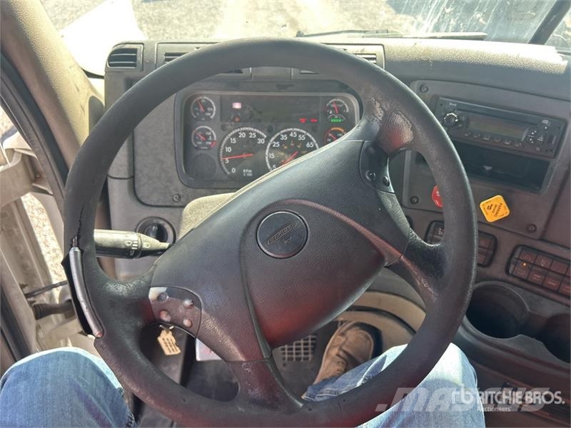 Freightliner Cascadia 125 6x4 T/A Sleeper Truck Tractor Trekkvogner