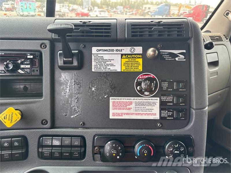 Freightliner Cascadia 125 6x4 T/A Sleeper Truck Tractor Vlačilci