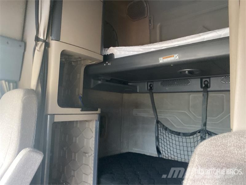 Freightliner Cascadia 125 6x4 T/A Sleeper Truck Tractor (Inoper Cabezas tractoras