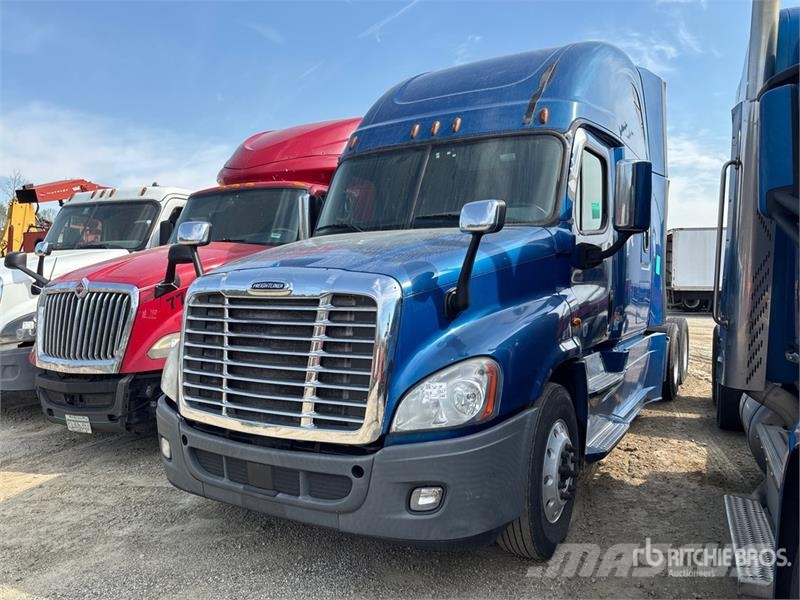 Freightliner Cascadia 125 6x4 T/A Sleeper Truck Tractor (Inoper Vilcēji