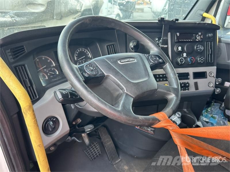 Freightliner Cascadia 126 6x4 T/A Sleeper Truck Tractor (Inoper Autotractoare