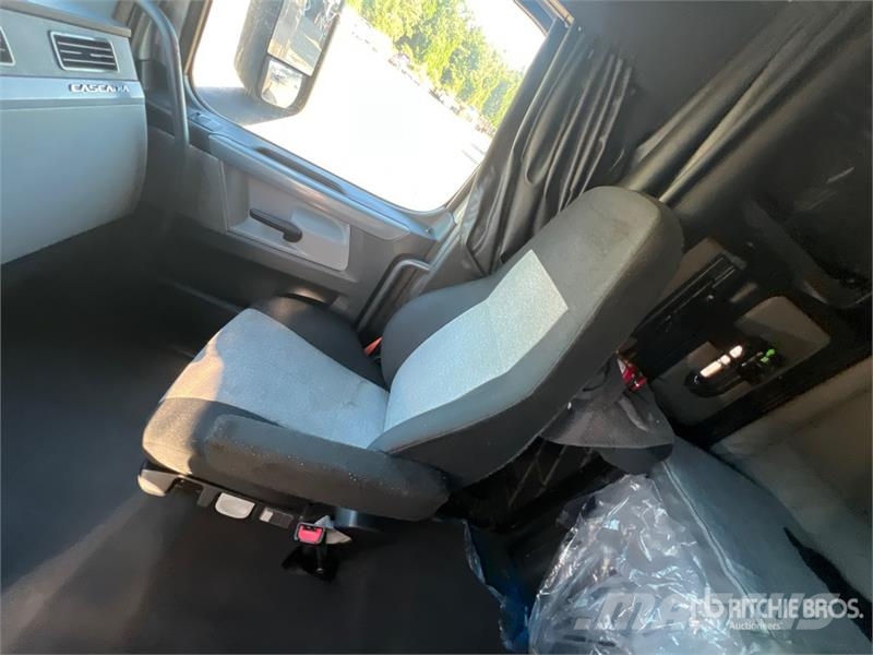 Freightliner Cascadia 126 6x4 T/A Sleeper Truck Tractor Vlačilci