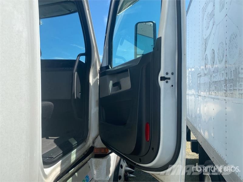Freightliner Cascadia 126 6x4 T/A Sleeper Truck Tractor (Inoper 中古トラクターヘッド | トレーラーヘッド