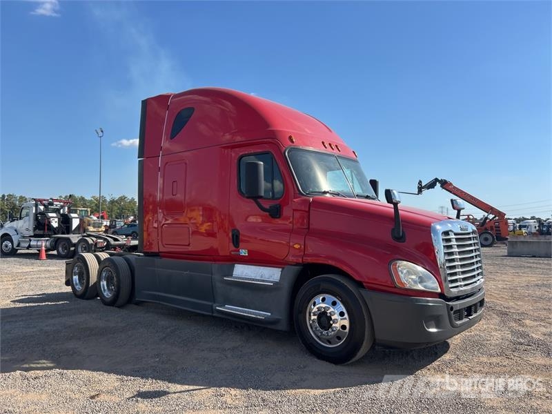 Freightliner Cascadia 125 6x4 T/A Sleeper Truck Tractor Vlačilci