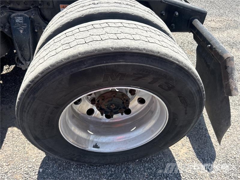 Freightliner Cascadia 126 6x4 T/A Sleeper Truck Tractor وحدات الجر
