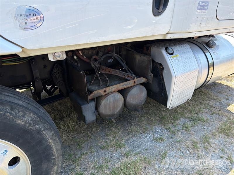 Freightliner Cascadia 113 6x4 Sleeper Car Carrier Truck (Inoper Camiones portacoches