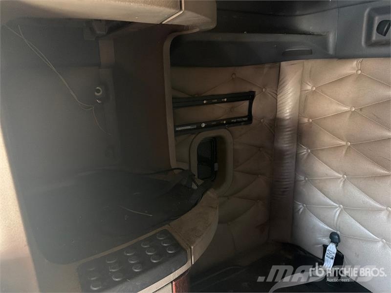 Freightliner Cascadia 113 6x4 Sleeper Car Carrier Truck Camiones portacoches