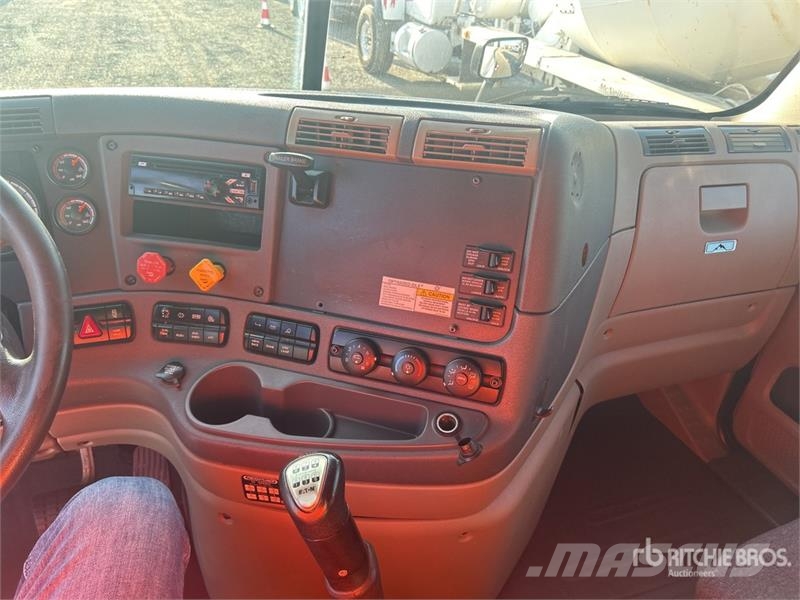 Freightliner Cascadia 125 6x4 T/A Sleeper Truck Tractor Седельные тягачи