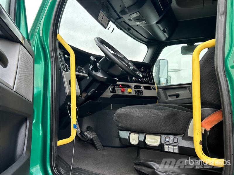 Freightliner Cascadia 126 6x4 T/A Sleeper Truck Tractor Vilcēji