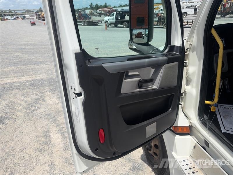 Freightliner Cascadia 126 6x4 T/A Sleeper Truck Tractor Седельные тягачи