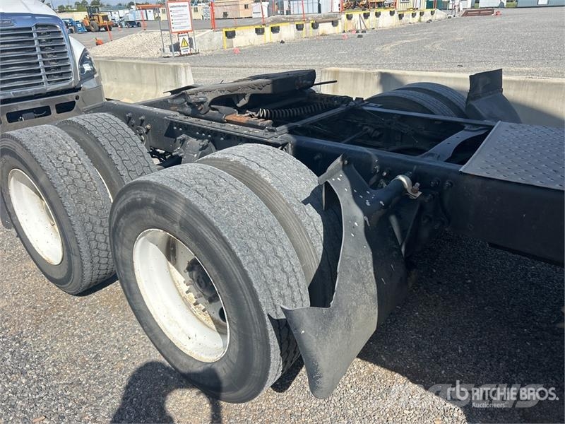 Freightliner Cascadia 125 6x4 T/A Sleeper Truck Tractor Trekkvogner