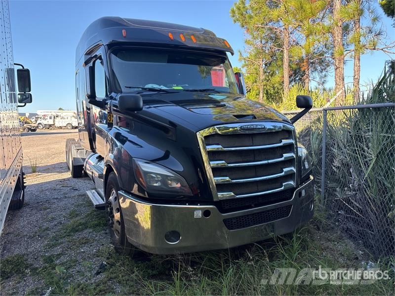 Freightliner Cascadia 126 6x4 T/A Sleeper Truck Tractor Vilcēji