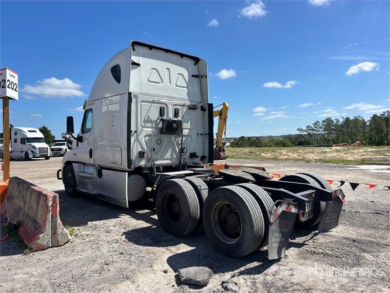 Freightliner Cascadia 125 6x4 T/A Sleeper Truck Tractor (Inoper Cavalos mecânicos
