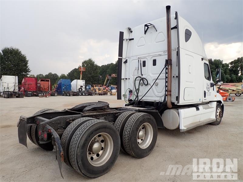 Freightliner Cascadia 125 6x4 T/A Sleeper Truck Tractor Vilcēji
