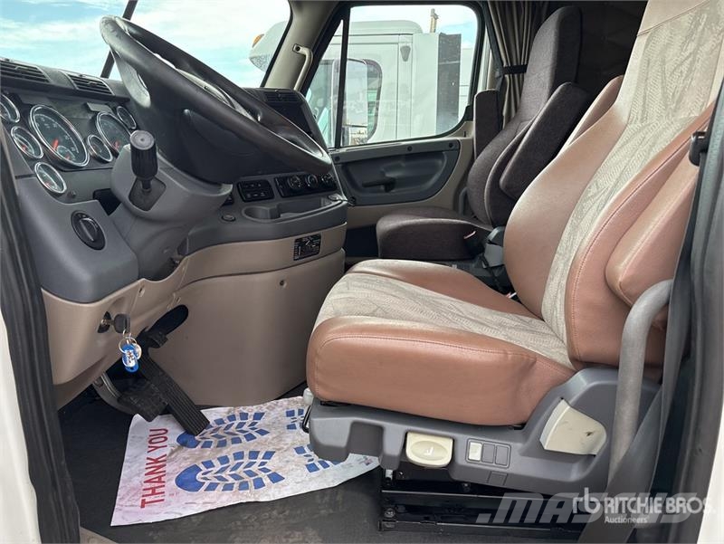 Freightliner Cascadia 113 6x4 Sleeper Car Carrier Truck Evakuatori