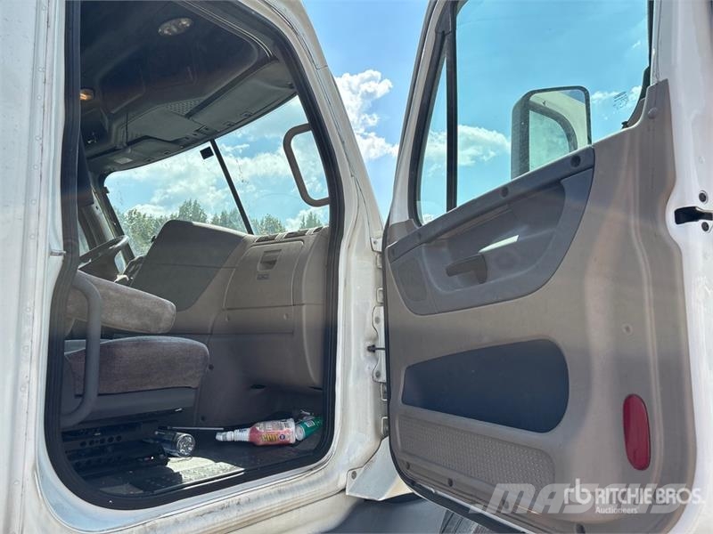 Freightliner Cascadia 125 6x4 T/A Sleeper Truck Tractor Naudoti vilkikai