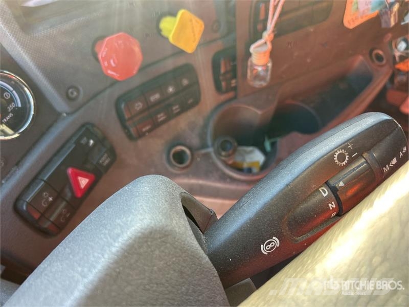 Freightliner Cascadia 125 6x4 T/A Sleeper Truck Tractor (Inoper Vilcēji