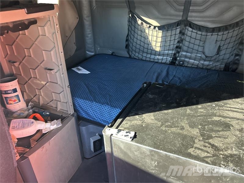 Freightliner Cascadia 125 6x4 T/A Sleeper Truck Tractor (Inoper Vilcēji