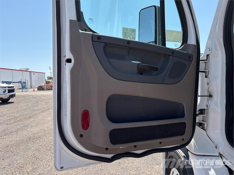 Freightliner Cascadia 113 Camiones portacoches