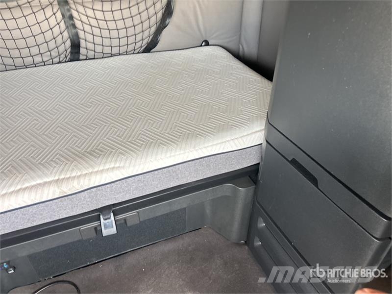 Freightliner Cascadia 126 6x4 T/A Sleeper Truck Tractor 中古トラクターヘッド | トレーラーヘッド