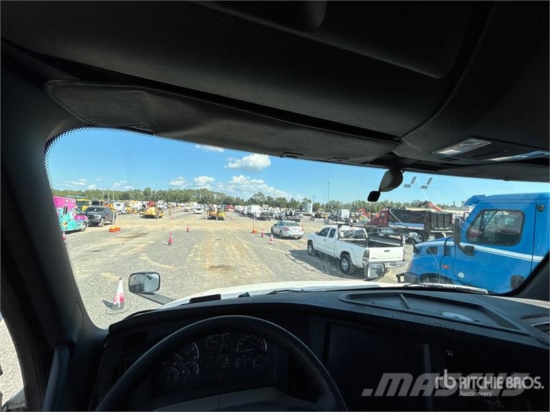Freightliner Cascadia 126 6x4 T/A Sleeper Truck Tractor Tegljači