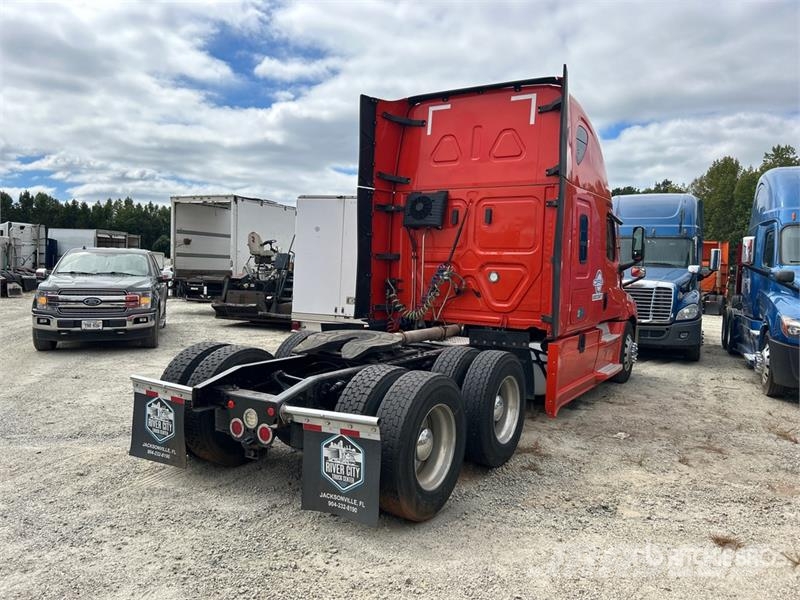 Freightliner Cascadia 126 6x4 T/A Sleeper Truck Tractor (Inoper Tractor Units